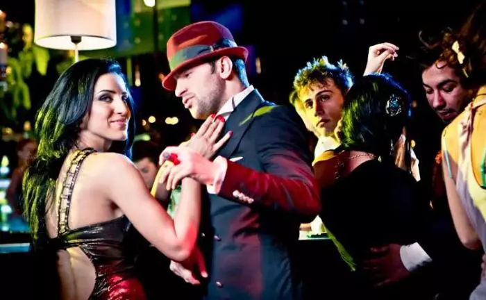 În 2011, Fizz a lansat un videoclip în care a apărut Adelina Pestriţu