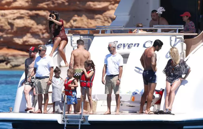 Leo Messi, Luis Suarez și Cesc Fabregas împreună cu iubitele și copiii