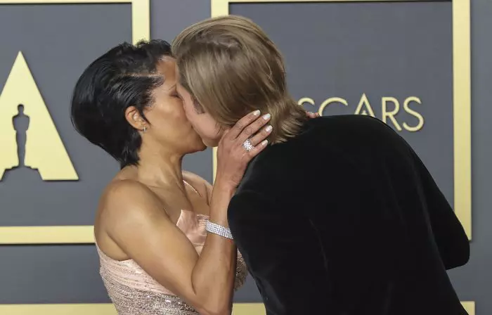 Brad Pitt, sărut intrigant pentru Regina King la Oscaruri