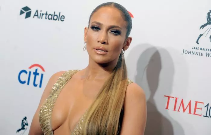 Jennifer Lopez a făcut furori cu cea mai recentă creație Versace