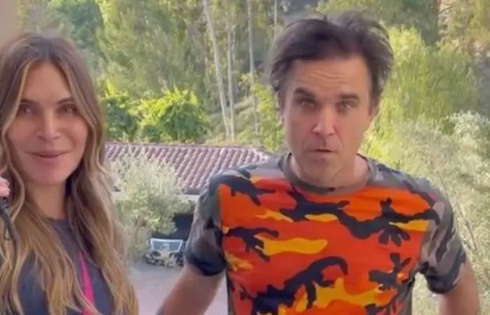 Robbie Williams a ajuns de nerecunoscut, după ce soția i-a ras tot părul Când vine vorba de părul lui, e totul sau nimic (2)