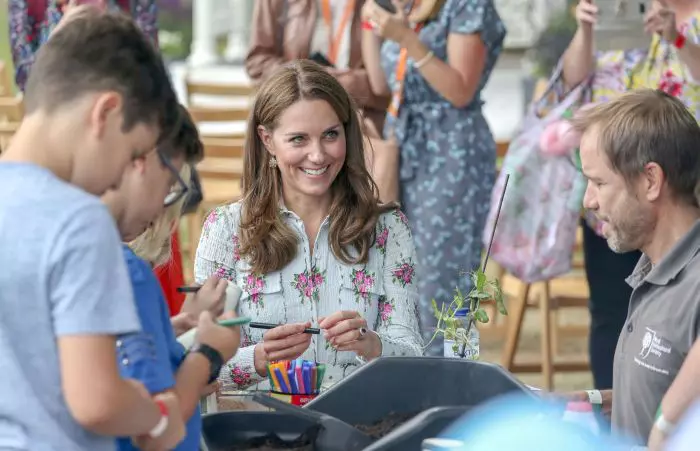 Kate Middleton a purtat cercei de 9 dolari!