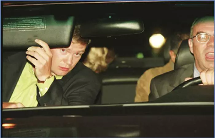 Mașina în care se afla Lady Diana, urmărită de paparazzi.