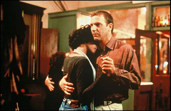 Secvență din filmul "Bodyguard", unde Kevin Costner a jucat alături de Withney Houston.