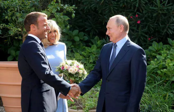 Vladimir-Putin-alaturi-de-Brigitte-Macron-si-Emmanuel-Macron-2