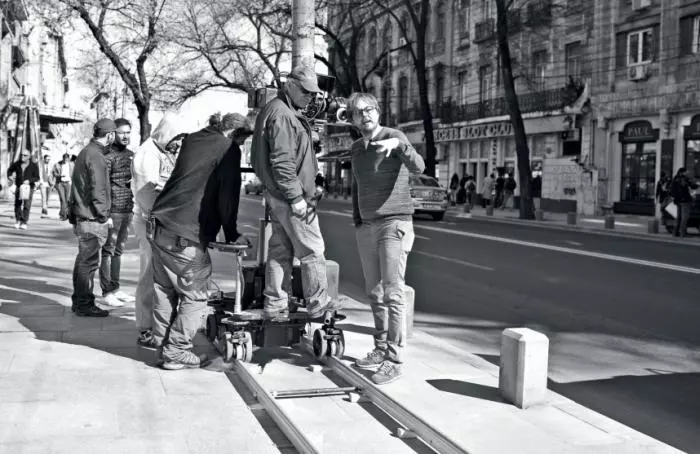 Călin Peter Netzer surprins în timp ce dădea indicații de filmare