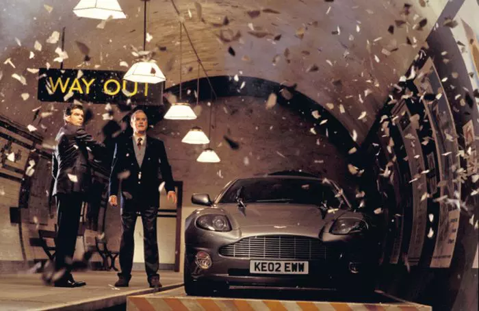 Pierce Brosnan, John Cleese și Aston Martin V12 Vanquish în „Die Another Day“