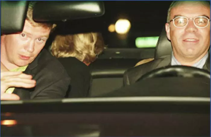 Singurul supraviețuitor, bodyguardul, se afla lângă șofer.