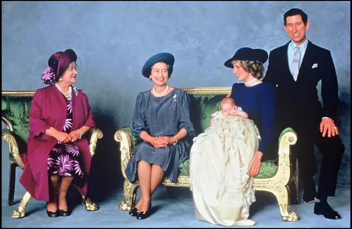 Regina Mamă Elizabeth, Prinţesa Diana, Prinţul Harry, Charles şi Regina Elizabeth a doua a Marii Britanii