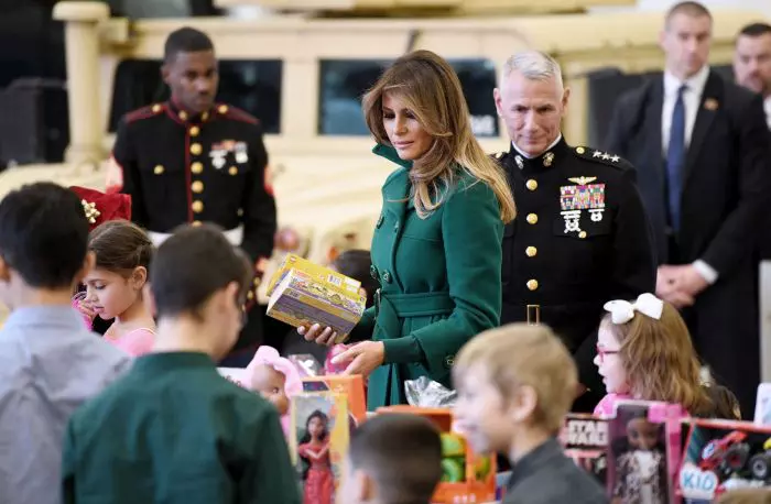 Melania Trump alături de mai mulţi părinţi