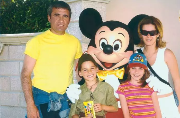 Gheorghe Hagi alături de soție și cei doi copii în anii 2000, la Disneyland