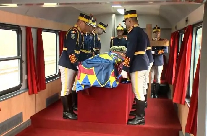 Sicriul cu Regele Mihai, în trenul regal spre Curtea de Argeș