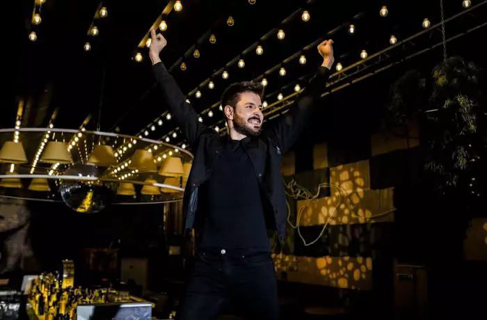 Bogdan a filmat 13 ore pentru primul videoclip,  coverul a capella „Blood On The Dance Floor”