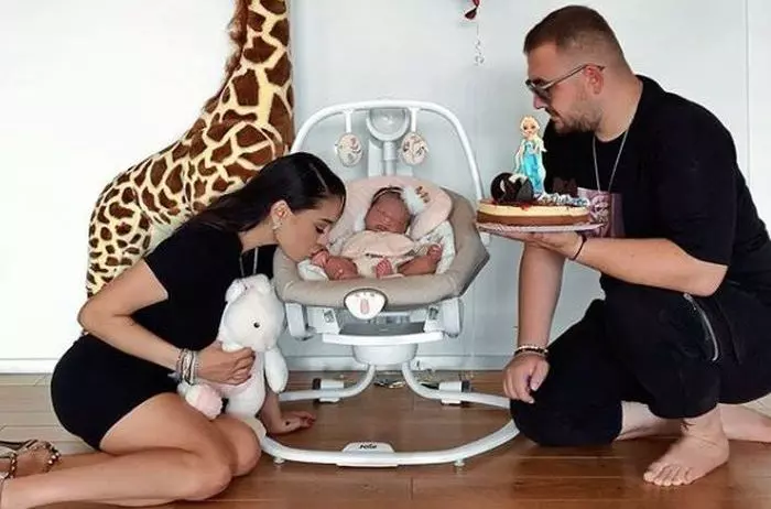 Karmen și Bogdan alături de fetița lor