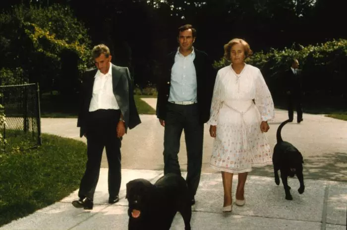 Nicolae, Nicu și Elena Ceaușescu, alături de Corbu și Șarona (1970)