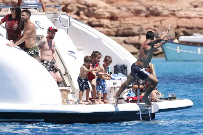 Leo Messi, Luis Suarez și Cesc Fabregas împreună cu iubitele și copiii