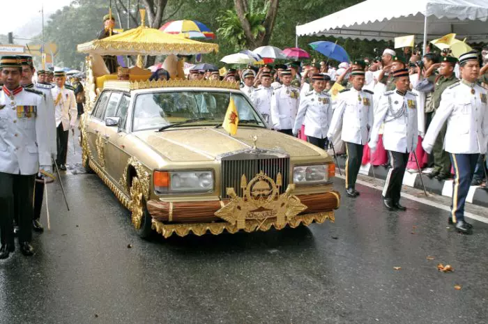 septembrie 2004, Brunei – Nunta regală a Prințului moștenitor Haji Al-Muhtadee Billah cu Dayangku („Lady“) Sarah Salleh, în vârstă de 17 ani. Tinerii căsătoriți au salutat dintr-un Rolls-Royce din aur mulțimea.