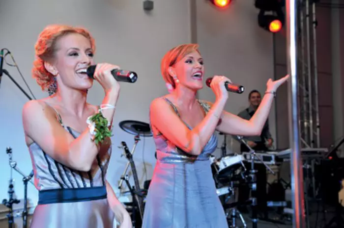 Simona Gherghe și Gabi Firea au cântat muzică populară, spre deliciul celor prezenți