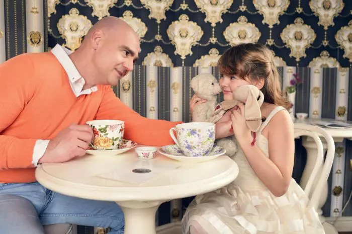 Cătălin Radu Tănase și fetița lui, Carina, în 2014, într-o ședință foto VIVA!