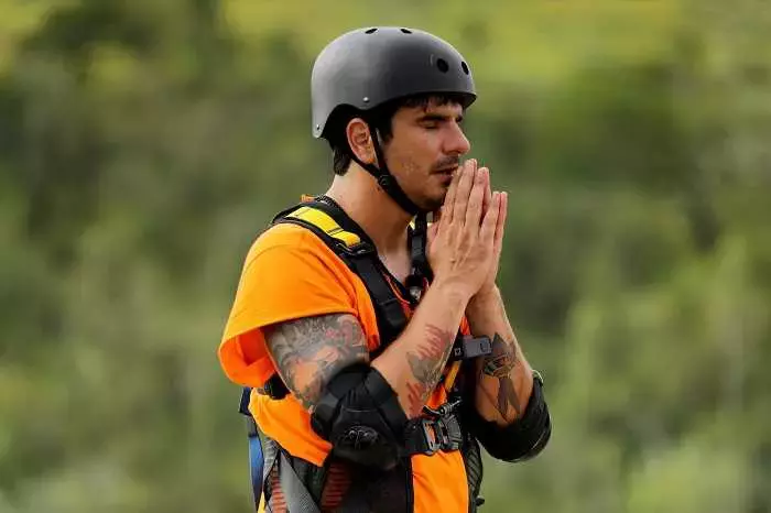 Alex-Bogdan-Sunt-celebru-scoate-ma-de-aici