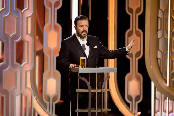 Ricky Gervais, gazda de anul trecut, cu un pahar de alcool pe scena