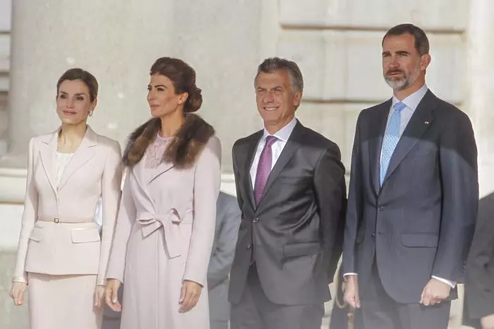 Regele Felipe al Spaniei, Regina Letizia, Mauricio Macri, presedintele Argentinei si Juliana Aweda, sotia lui