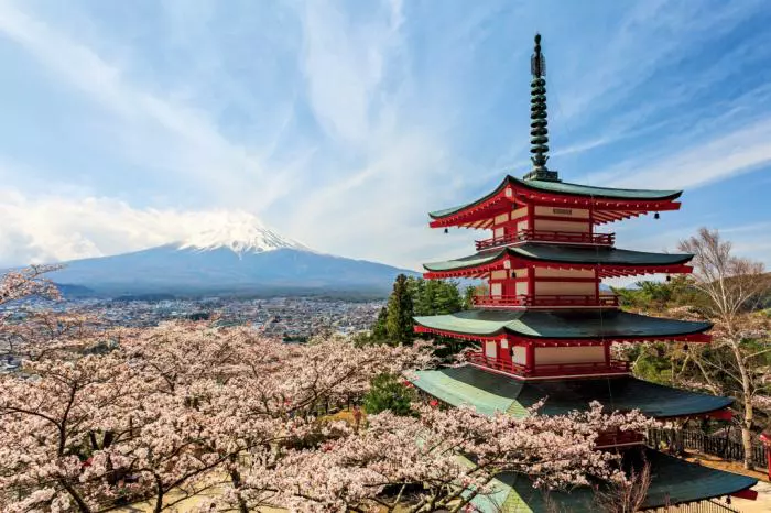 Chureito Pagoda sau Pagoda Roșie cu muntele Fuji în fundal