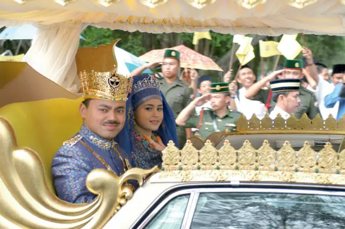 septembrie 2004, Brunei – Nunta regală a Prințului moștenitor Haji Al-Muhtadee Billah cu Dayangku („Lady“) Sarah Salleh, în vârstă de 17 ani. Tinerii căsătoriți au salutat dintr-un Rolls-Royce din aur mulțimea.