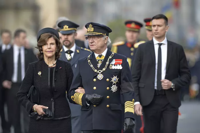 Majestatea Sa Regina Silvia a Suediei alaturi de Majestatea Sa Regele Carl XIV Gustaf al Suediei participa la slujba religioasa organizata in memoria Majestatii Sale Regele Mihai I, in fata Palatului Regal din Bucuresti, sambata 16 decembrie 2017
