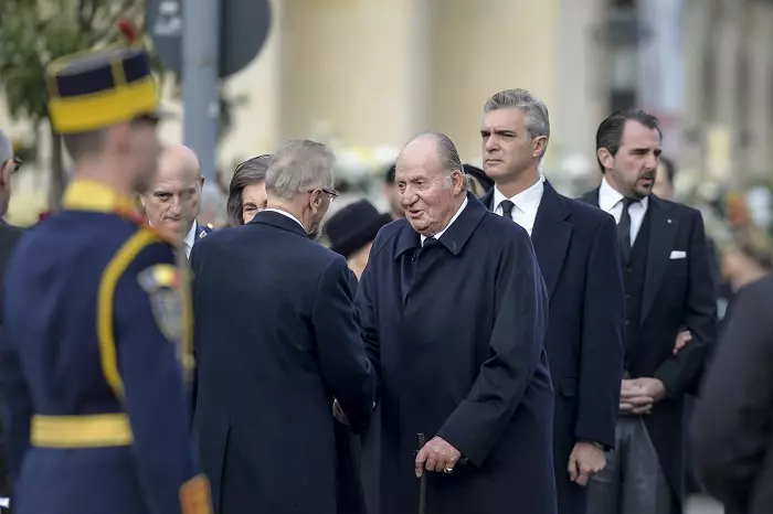 Majestatea Sa Regele Juan Carlos I al Spaniei da mana cu fostul presedinte al Romaniei, Emil Constantinescu