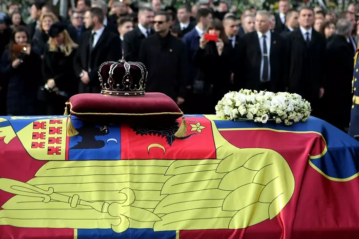 Sicriul Regelui Mihai, în fața Palatului Regal