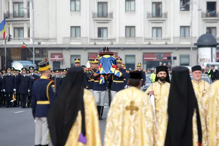 Sicriul Regelui Mihai, purtat de Regimentul 30 Gardă
