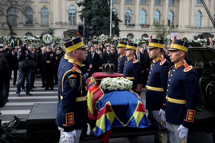 Sicriul Regelui Mihai, așezat pe afetul de tun și transportat până la Catedrala Patriarhală