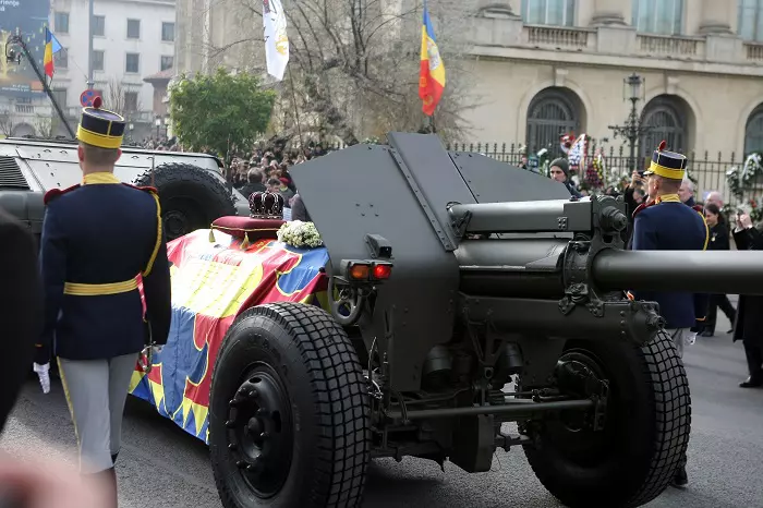 Sicriul Regelui Mihai așezat pe afetul de tun