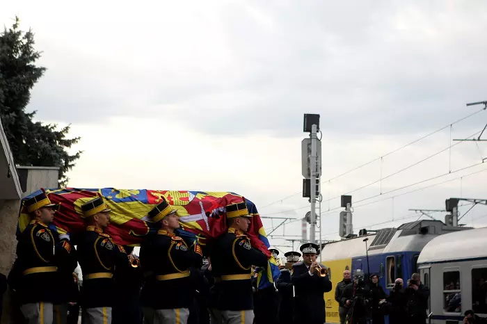 Sicriul Regelui Mihai, urcat în trenul regal