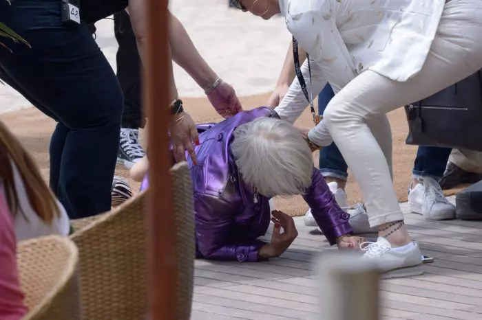 Helen Mirren a căzut la Cannes, dupa un interviu