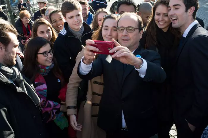 Fostul președinte francez Francois Hollande e amator de selfie-uri și el.