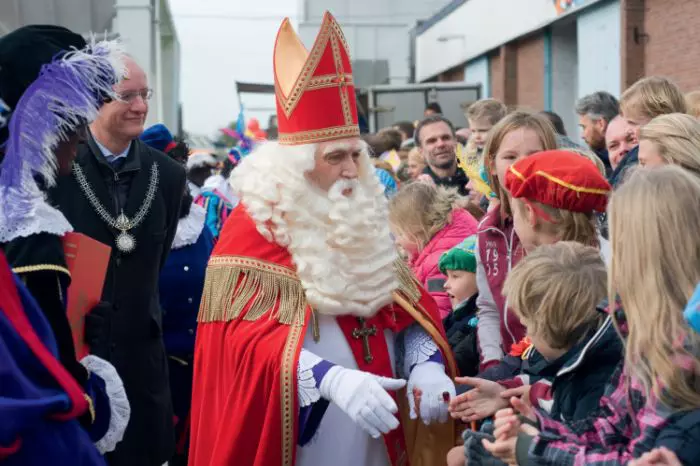 Moș Crăciunul olandez, numit ”Sinterklaas”, salută copiii după ce a ajuns cu o barcă în port