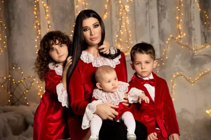 Cum se înţelege Elena Băsescu cu foştii socri