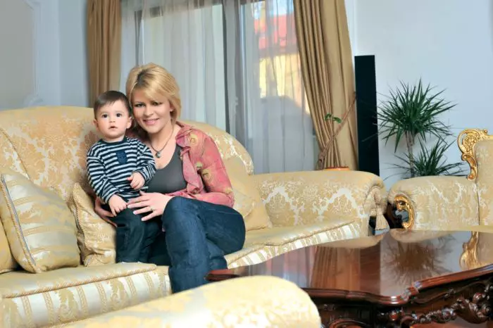Sanda Ladoși alături de fiul său, într-un pictorial pentru VIVA! acasă la ea, în 2008