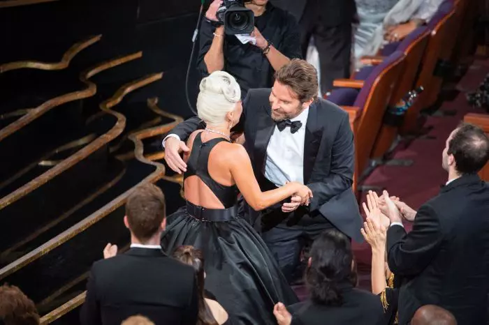 Bradley și Lady Gaga s-au îmbrățișat în fața Irinei Shayk...