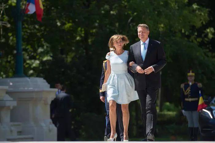 Carmen Iohannis a tras atenția în prima zi de școală. Prima Doamnă a purtat o rochie simplă