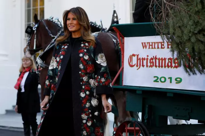 Melania Trump s-a îmbrăcat impecabil la ceremonia de primire a bradului de Crăciun la Casa Albă