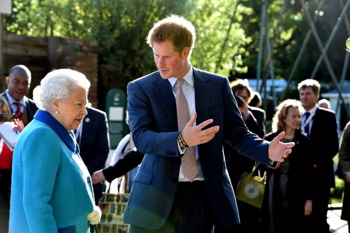 Printul-Harry-si-Regina3