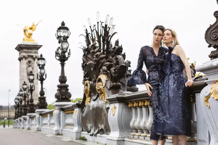 Diana Enciu și Alina Tanasă, la Paris  Foto: Laurent Dubois & TheParisPhotographer; foto edit: Tibi Vântur