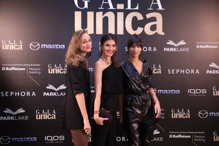 Alina Puşcaş (mijloc), Andra Andreescu (dreapta)