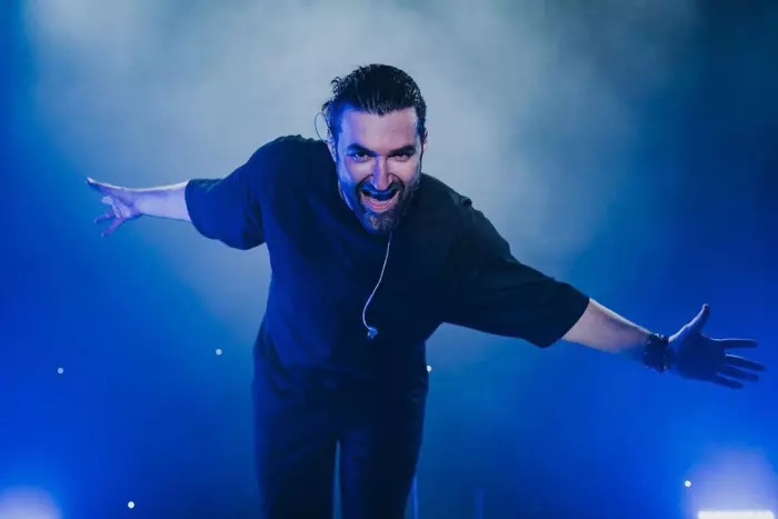 Smiley s-a gândit la o metodă inedită de a intra în contact cu fanii, dar și de a-și promova noua melodie. Artistul își dezvăluie numărul de telefon în videoclipul  piesei „Ce mai faci, străine?”.
