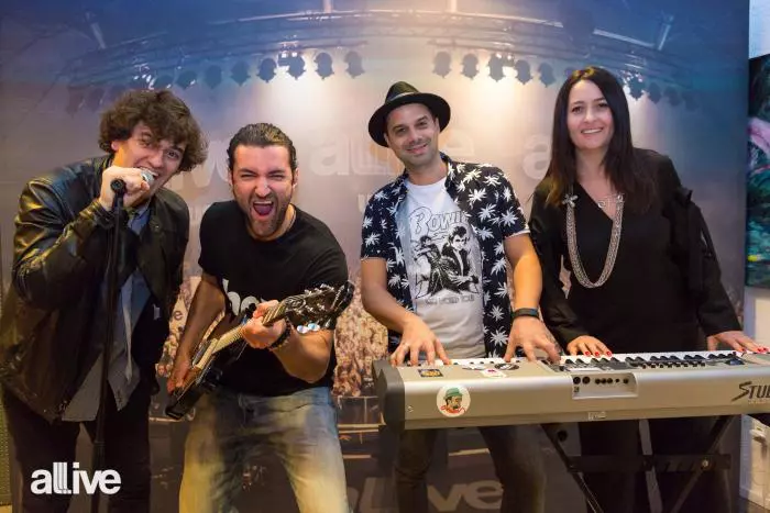 smiley-alaturi-de-fratele-lui-filip-de-amalia-nastase-si-razvan-vasilescu