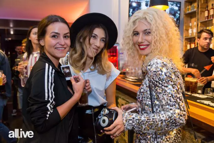 sore-alaturi-de-prietenele-ei