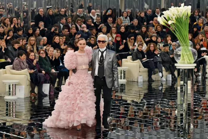 24 ianuarie 2017 – Lily-Rose Depp și Karl Lagerfeld în timpul prezentării Chanel Haute Couture Primăvară-vară 2017, din cadrul Paris Fashion Week